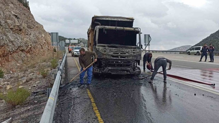 Kireç taşı yüklü hafriyat kamyonu seyir halindeyken yandı