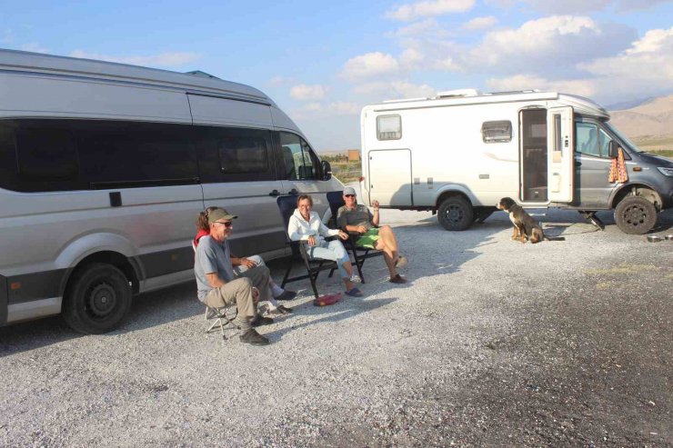 Meke Gölü sonbaharda da yabancı turistlerin ilgi odağı oldu