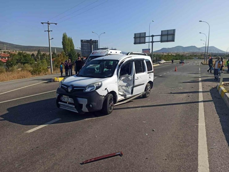 Konya’da öğretmenlerin olduğu araç otomobille çarpıştı: 6 yaralı