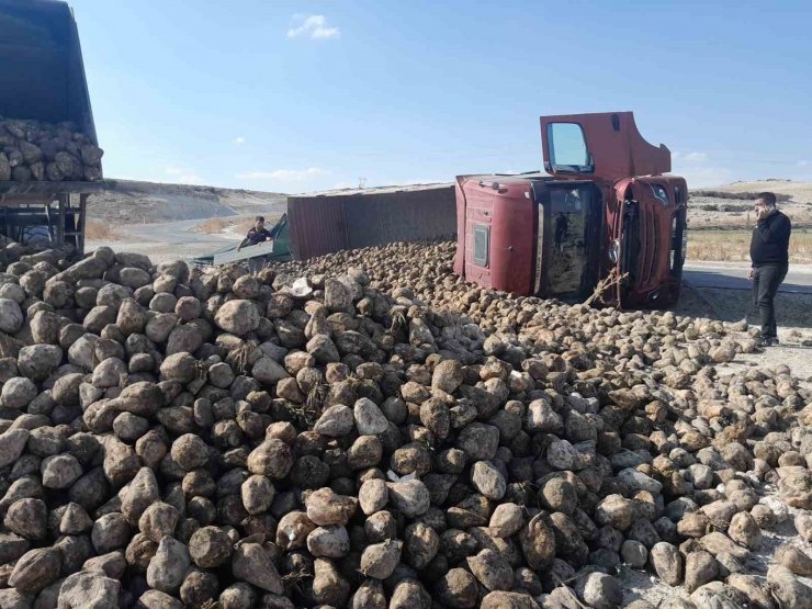 Konya’da pancar yüklü tır devrildi: 2 yaralı