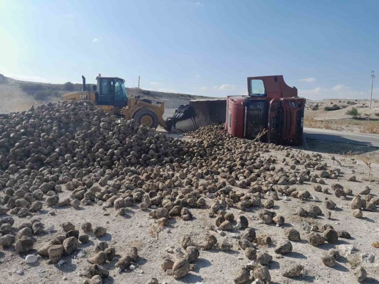 Konya’da pancar yüklü tır devrildi: 2 yaralı