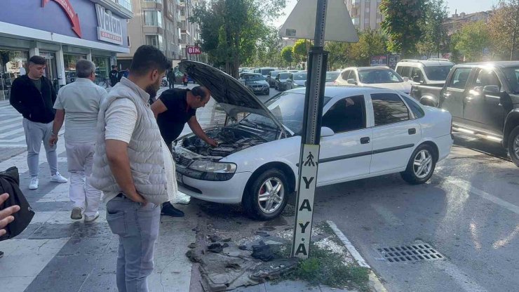 Seyir halinde yanan otomobili vatandaşlar söndürdü