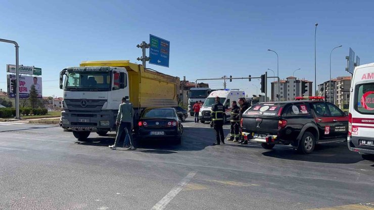 Aksaray’da otomobille kamyon çarpıştı: 2 yaralı