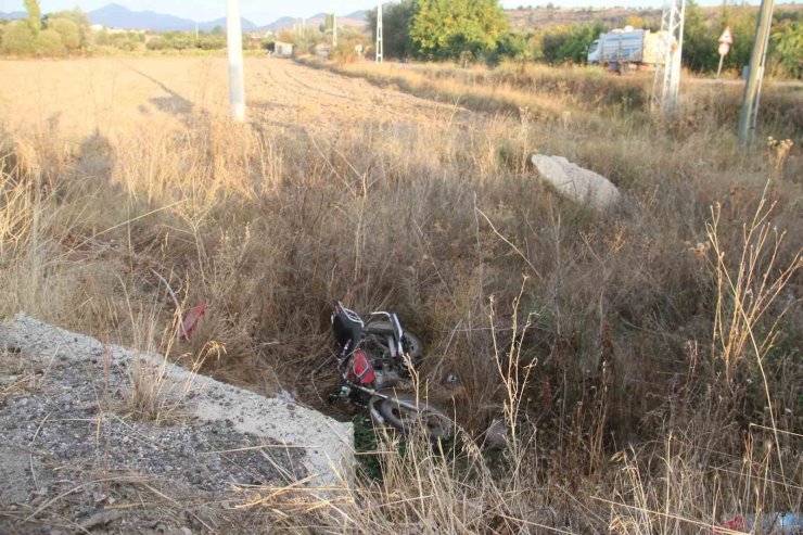 Motosiklet levhalara çarpıp şarampole düştü: 2 yaralı