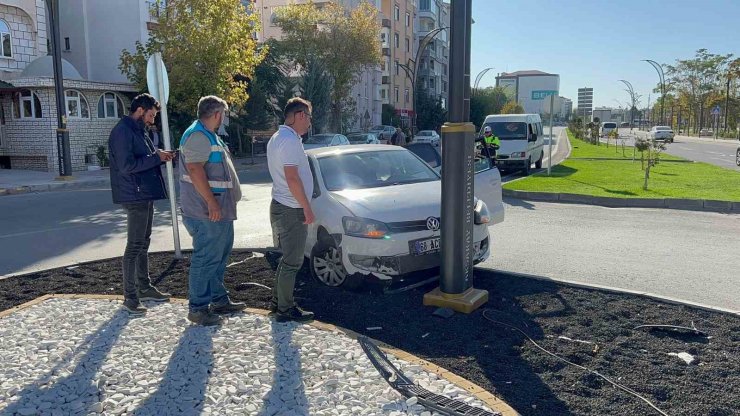 Aksaray’da otomobil refüjdeki aydınlatma direğine çarptı: 1 yaralı