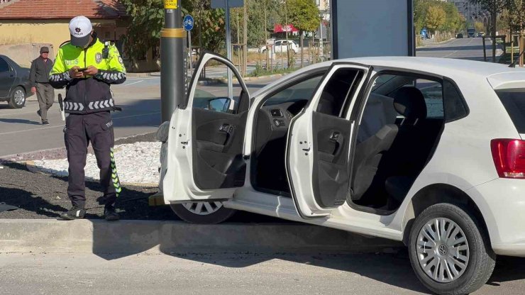 Aksaray’da otomobil refüjdeki aydınlatma direğine çarptı: 1 yaralı