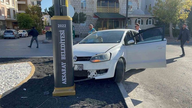 Aksaray’da otomobil refüjdeki aydınlatma direğine çarptı: 1 yaralı