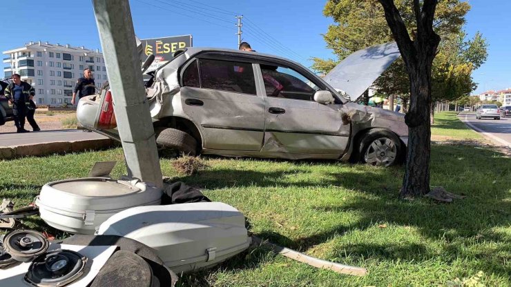 Otomobil aydınlatma direğine çarptı: 1 yaralı