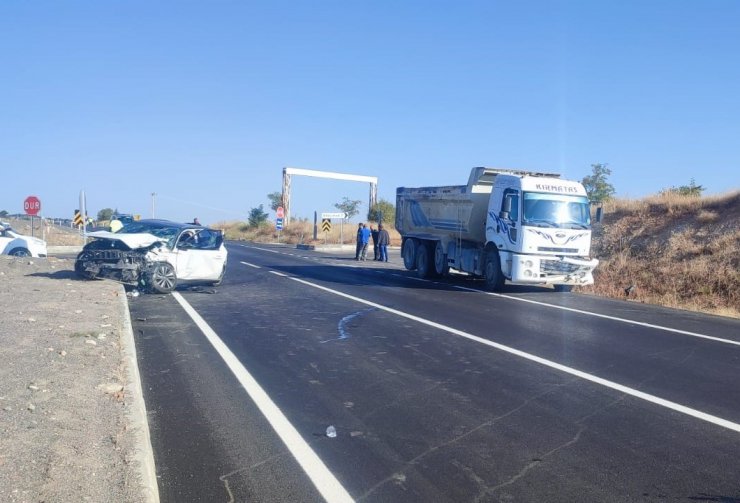 Konya’da otomobille kamyon çarpıştı: 4 yaralı