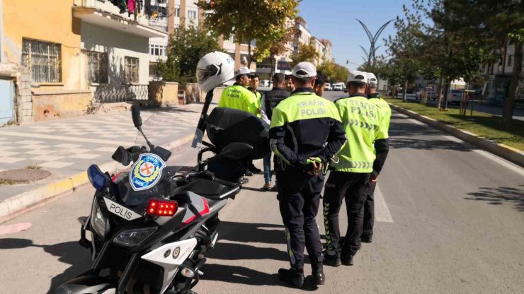 Alkolden ehliyeti alıkonulan sürücü sigortasız araçla kaçarken yakalandı