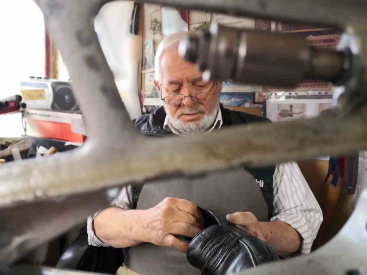 60 yıldır kunduracılık yaparak geçimini sağlıyor