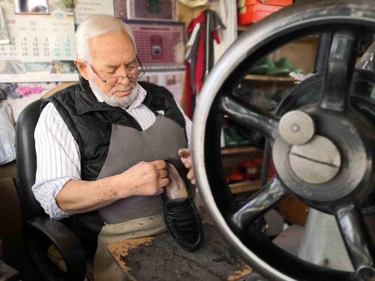 60 yıldır kunduracılık yaparak geçimini sağlıyor