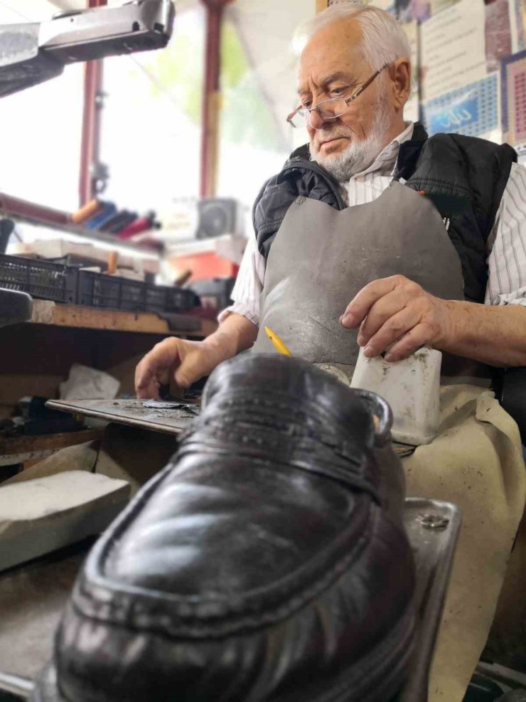 60 yıldır kunduracılık yaparak geçimini sağlıyor