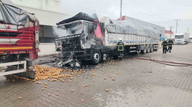 Patates yüklü tırın kupası yanarak küle döndü