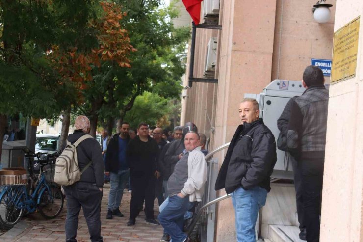 Vatandaşların madeni para kuyruğu