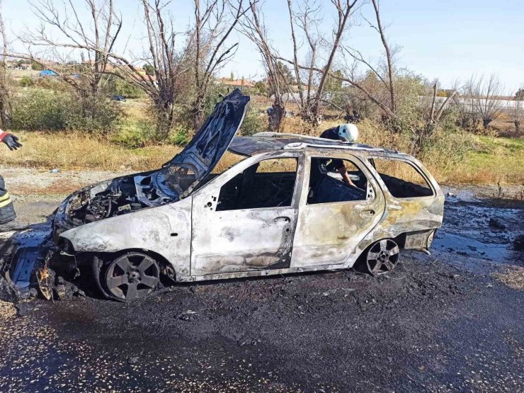 Alev alev yanan aracını söndürmek isterken yanarak ağır yaralandı