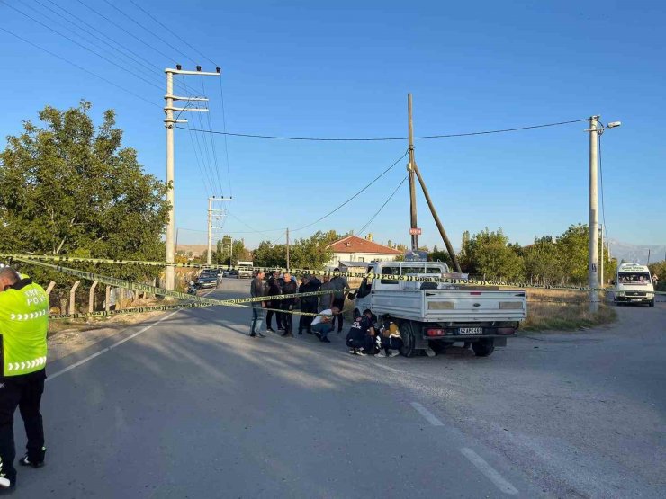 Otomobilin çarptığı bisikletli hayatını kaybetti