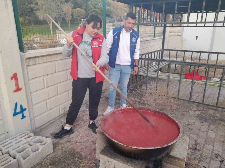 Gençler yetiştirdikleri domatesleri salça yapıp ihtiyaç sahiplerine ulaştırdı