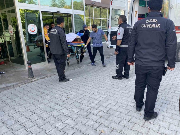 Konya’da minibüs bariyere çarptı: 2 yaralı