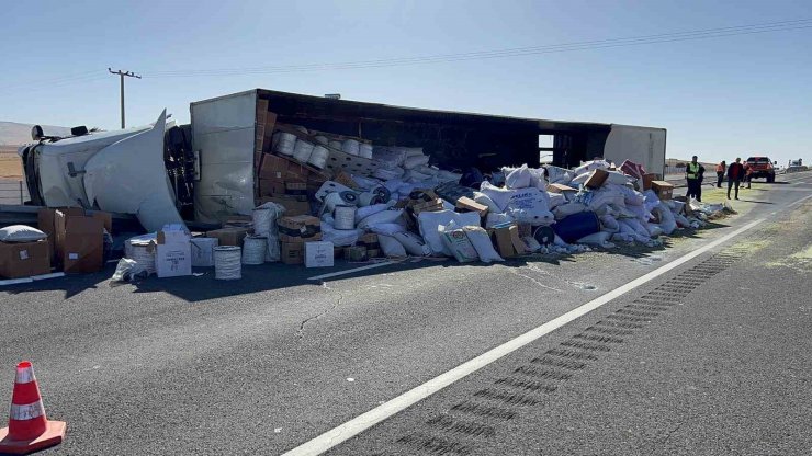 Aksaray’da tır devrildi: 2 yaralı