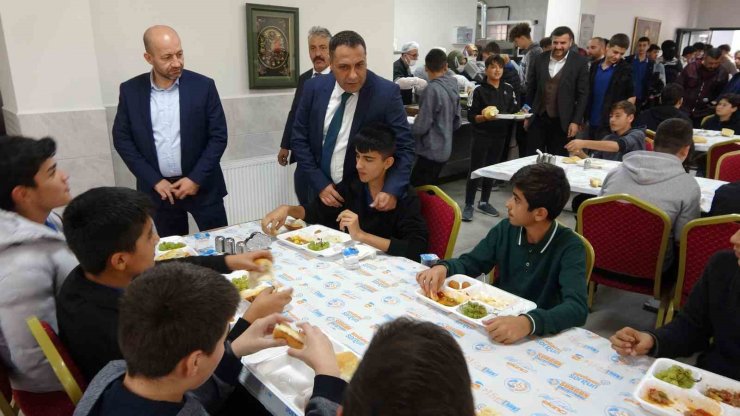 Her gün 800 kişiye sıcak yemek ikram ediliyor