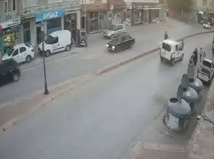 Yola fırlayan çocuğa aracın çarpması kamerada