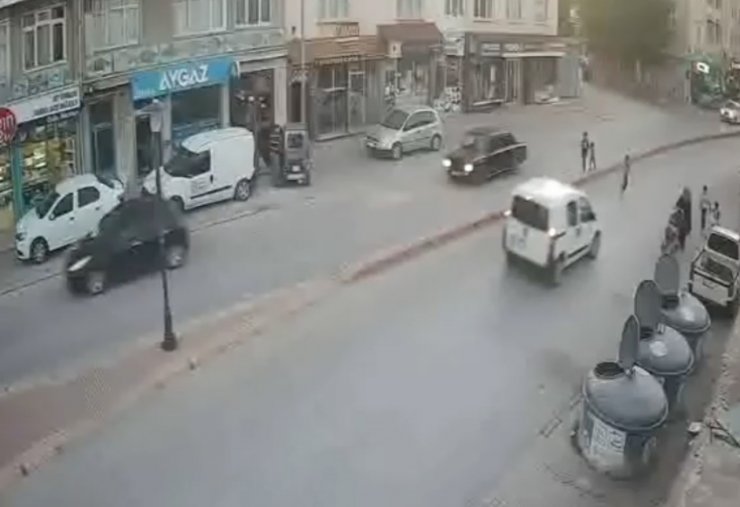 Yola fırlayan çocuğa aracın çarpması kamerada