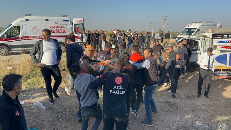 Işık ihlali yapan hayvan yüklü kamyonet servis minibüsü ile çarpıştı: 2 ölü, 19 yaralı