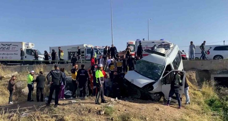 Işık ihlali yapan hayvan yüklü kamyonet servis minibüsü ile çarpıştı: 2 ölü, 19 yaralı