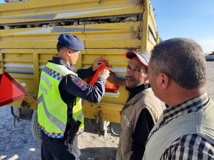 Karapınar’da jandarma trafik traktör römorklarına üçgen reflektör taktı