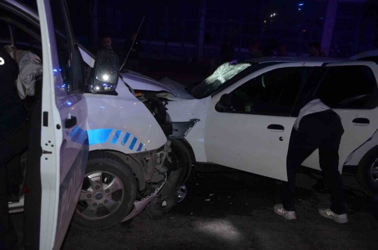 ’Dur’ ihtarına uymayan otomobil polis otosuyla çarpıştı: 2’si polis 8 yaralı