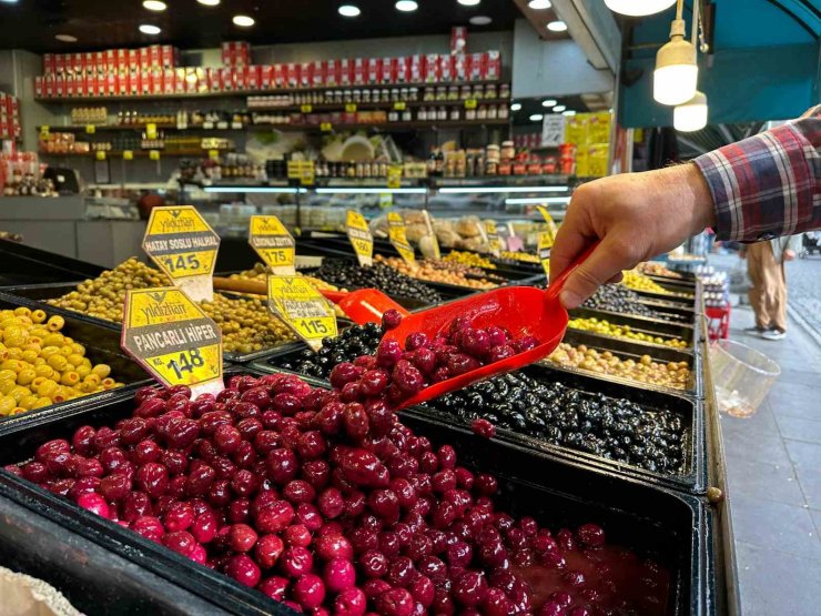 Rengârenk zeytinler tezgâhları süslüyor