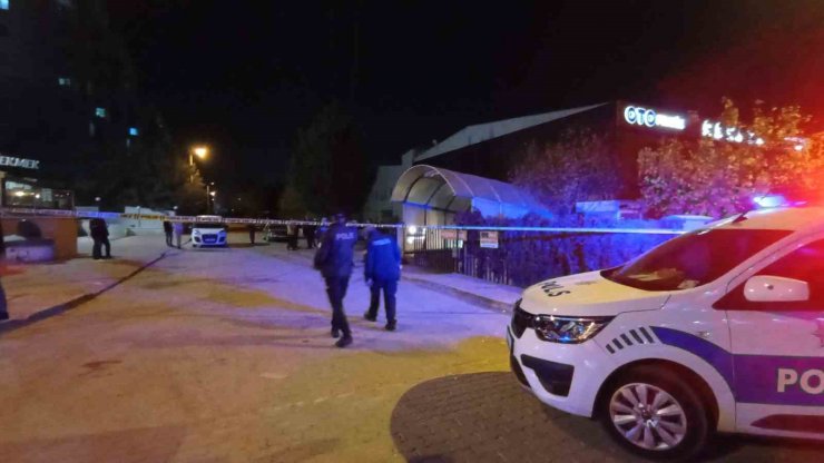 Madde bağımlısı şahıs polisin silahını almak isterken kendini vurdu