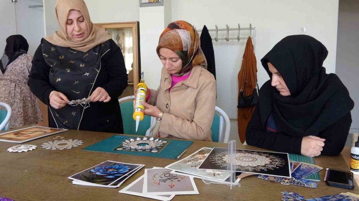 Kadınlar, 3 boyutlu tablolarla bütçelerine katkı sağlıyor