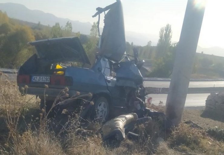 Beton direğe çarpan otomobilin sürücüsü ağır yaralandı