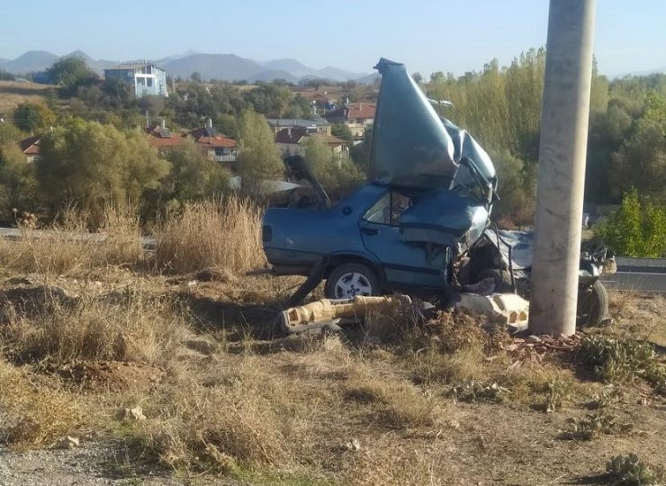 Beton direğe çarpan otomobilin sürücüsü ağır yaralandı