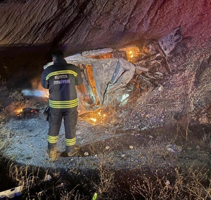 Konya’da tıra çarpan otomobil alev aldı: 2 ölü