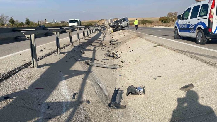 Kontrolden çıkan minibüs demir bariyerlere çarptı: 1 yaralı