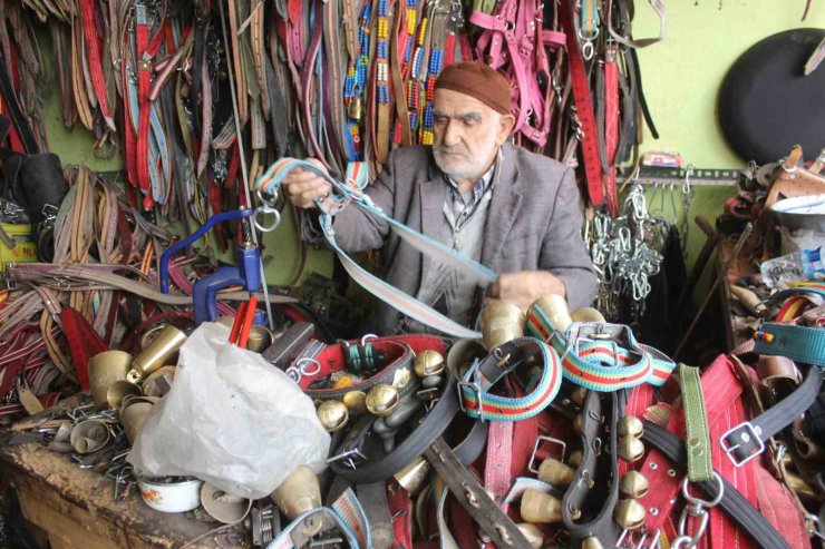 82 yaşındaki saraç mesleğini ilk günkü aşkla sürdürüyor