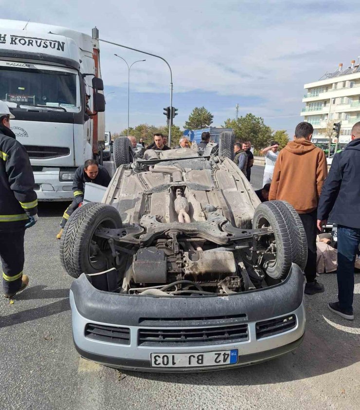 Konya’da kamyonun çarptığı otomobil ters döndü: 5 yaralı