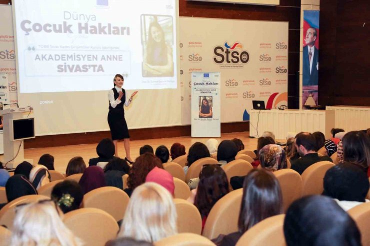 Akademisyen Anne, Dünya Çocuk Hakları etkinliğinde Sivaslılarla buluştu