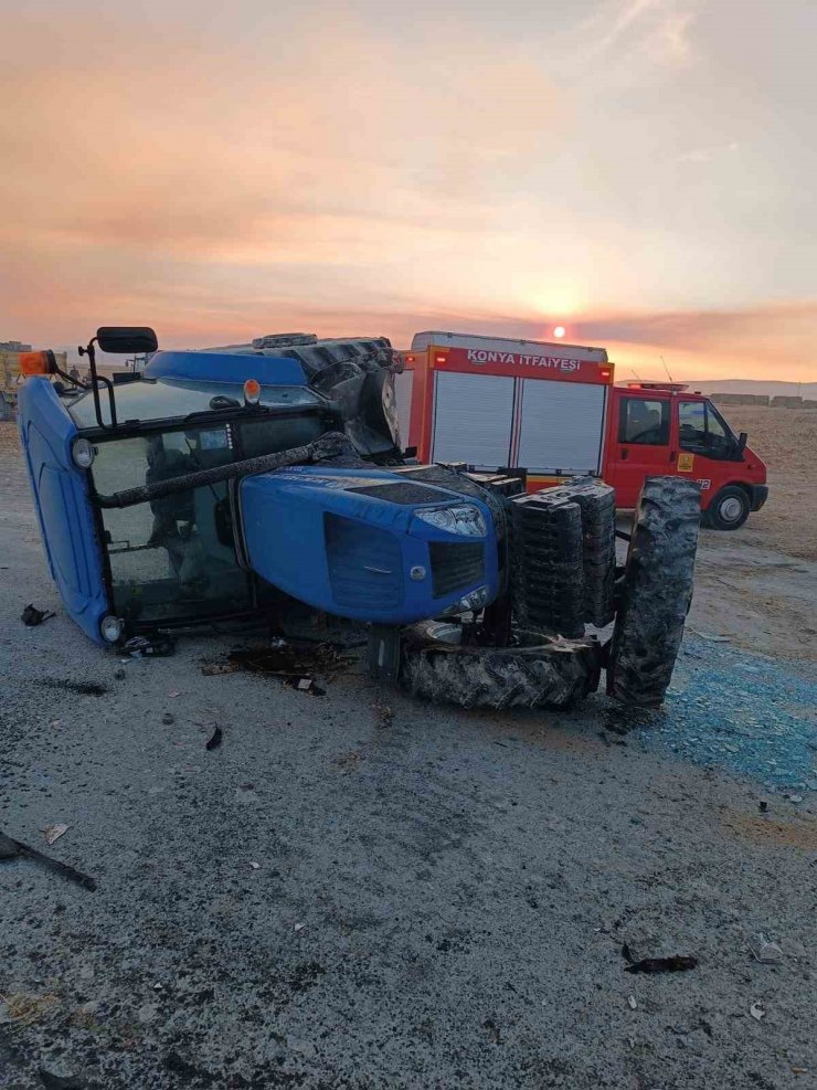 Traktörle çarpışan otomobil alev alev yandı