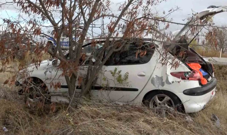 Şarampole düşen otomobilde baba ve 11 yaşındaki oğlu yaralandı