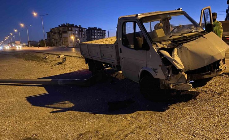 Kamyonet aydınlatma direğine çarptı: 1 yaralı