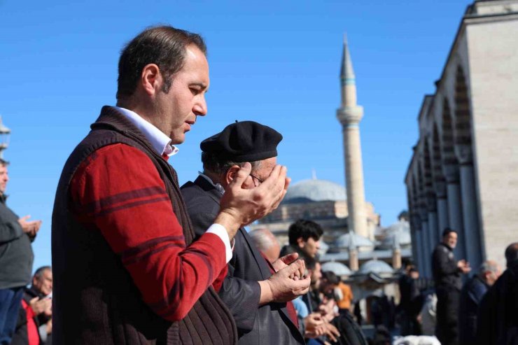 Konya’da cuma namazı sonrası Filistin için dua edildi