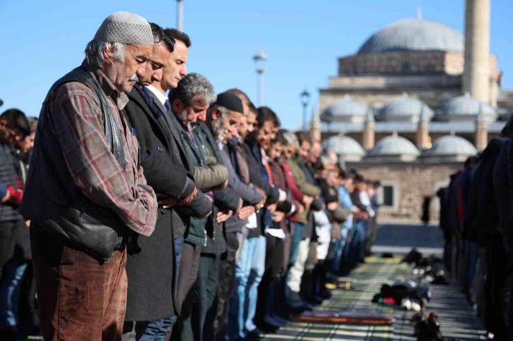 Konya’da cuma namazı sonrası Filistin için dua edildi