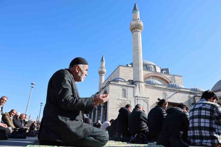 Konya’da cuma namazı sonrası Filistin için dua edildi