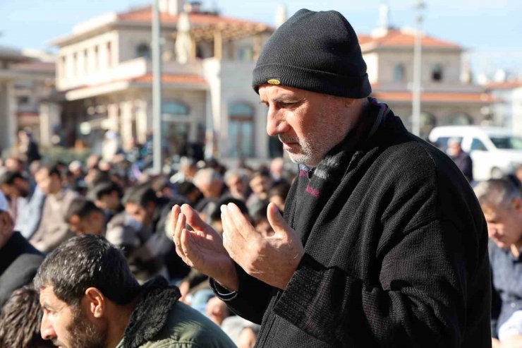 Konya’da cuma namazı sonrası Filistin için dua edildi