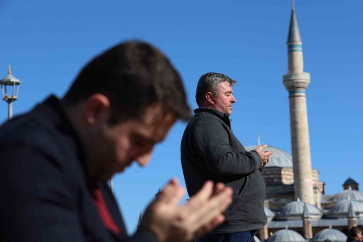 Konya’da cuma namazı sonrası Filistin için dua edildi