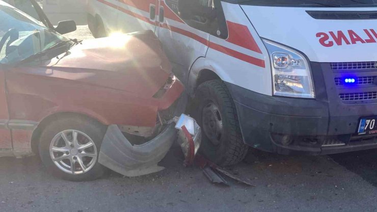 Karaman’da ambulans ile otomobil çarpıştı: 1 yaralı